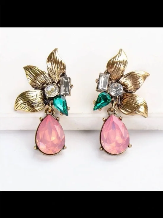 Vintage-Inspired Pink Teardrop Floral Drop Earrings - Picture 3 of 5